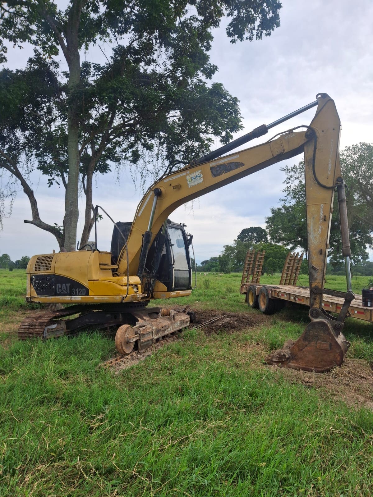 Excavadora junto a remolque atendida en campo