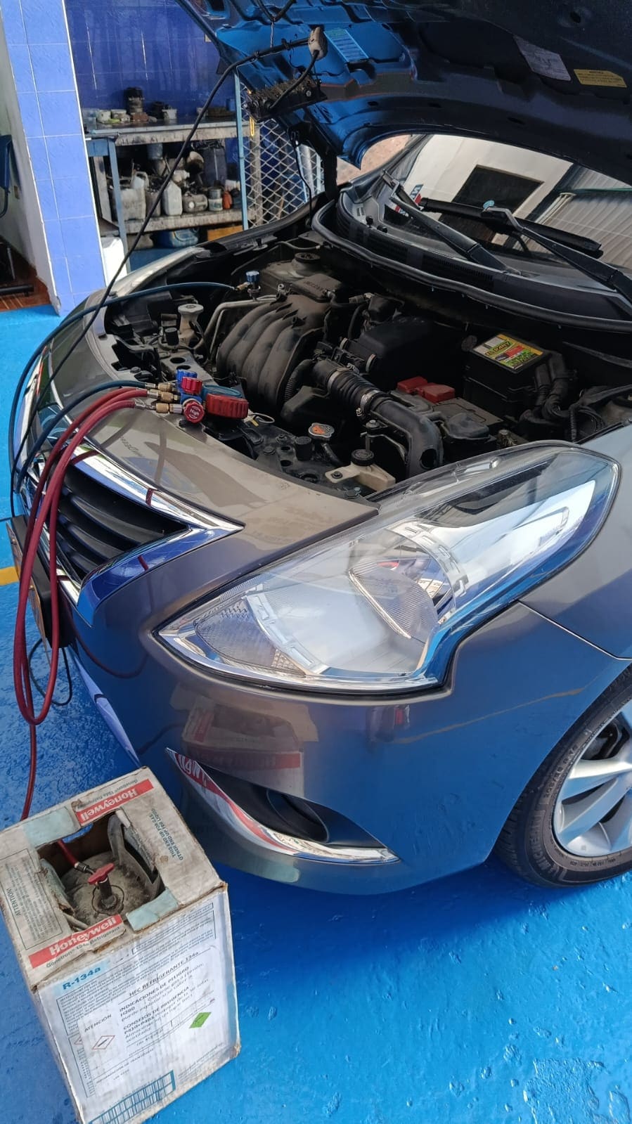 Recarga de refrigerante en sedán en Servirefriauto