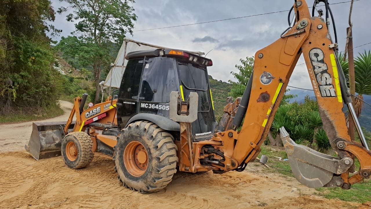 Retroexcavadora CASE atendida por Servirefriauto