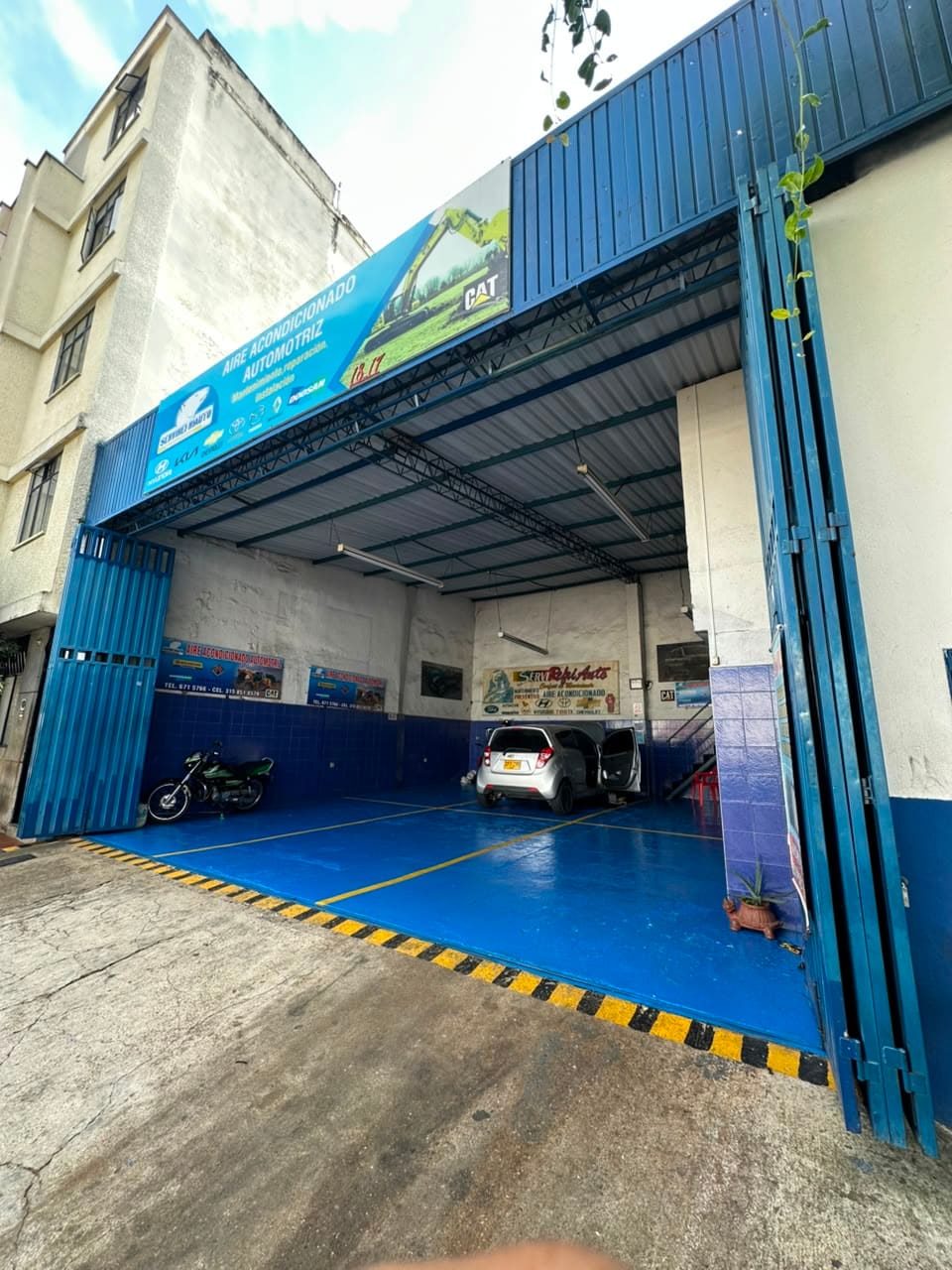 Entrada del taller Servirefriauto en la Carrera 16 de Bucaramanga