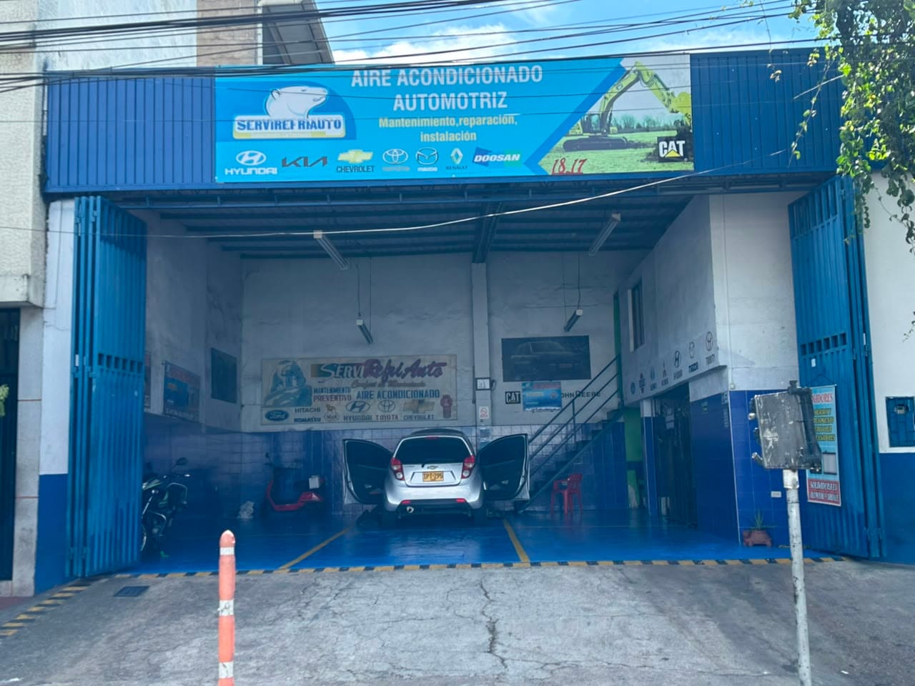 Fachada del taller Servirefriauto en la Carrera 16 de Bucaramanga